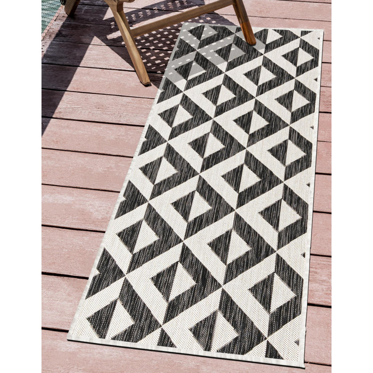 Jill Zarin™ Geometric Indoor / Outdoor Area Rug in Black/White